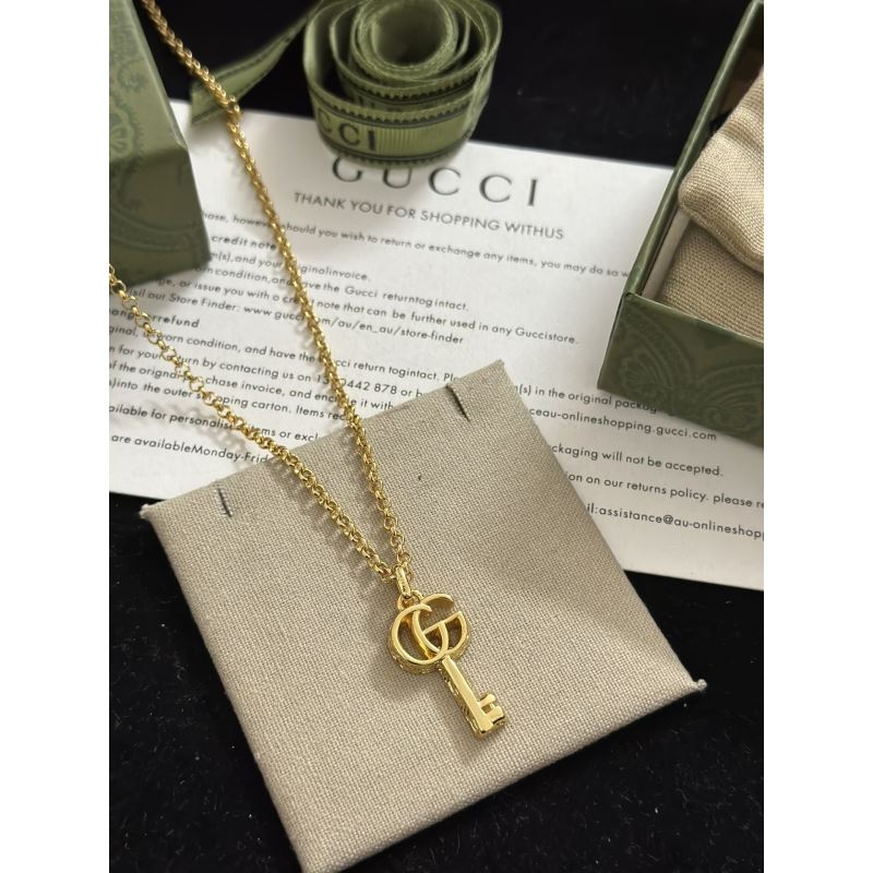 G*u*i necklaces